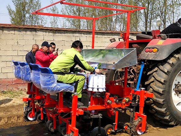 旋耕起壟施肥鋪滴灌鋪膜一體機(jī)